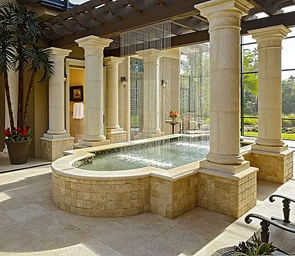 Это пруд с отражением, и вода перерабатывается и образует два потрясающих водопада. Похоже, у пруда две занавески воды. Звук имитирует дождь, создавая очень расслабляющую атмосферу.