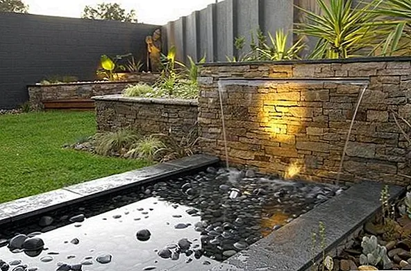 В случае этого пруда вода выходит из каменной стены и образует водопад. Тем не менее, водная стена прозрачная и прозрачная, образуя лист. По мере того как он касается скал внизу, водопад создает музыку, очень спокойную и расслабляющую.