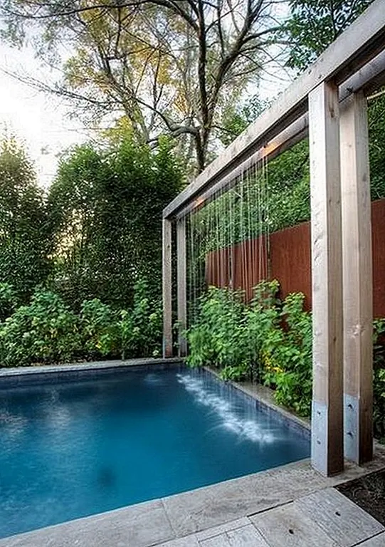 Это еще один пример водопада. Вода рециркулируется из бассейна и падает из лучи, которые ее образуют. Это один из самых впечатляющих видов водных объектов, и создать его тоже непросто.