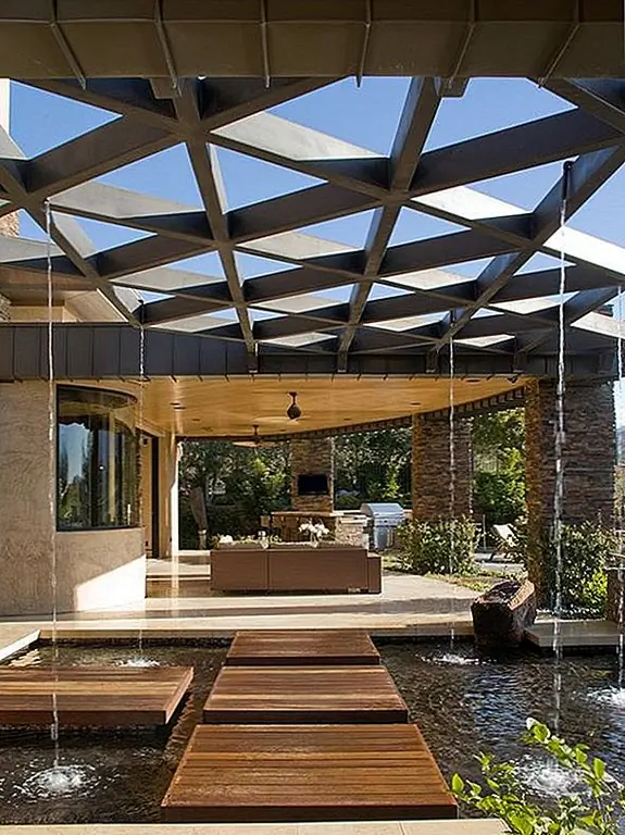 Эти водные объекты основаны на подобной идее, хотя они сильно отличаются от водопадов, которые мы видели до сих пор. Японское влияние здесь довольно сильное. Вода падает с крыши патио в тонких ручьях.