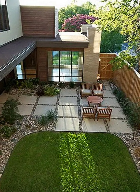 Недорогая, а также впечатляющая альтернатива плиточному камню состоит в том, чтобы создать свои собственные бетонные квадратные блоки и заложить их в геометрическую сетку, чтобы создать свой пол внутреннего дворика. Это фантастический метод по ряду причин, не в последнюю очередь из того, что размер ваших бетонных блоков полностью настраивается для вашего пространства, и вы можете заложить их как можно ближе друг к другу или далеко друг от друга по своему усмотрению. Мне нравится, как эти конкретные квадраты достаточно велики, чтобы обеспечить устойчивую поверхность, но они все еще «читают» почти как камни. Бонус: делая свою конкретную работу, вы можете даже окрасить блоки практически в любой оттенок, который вы хотите!