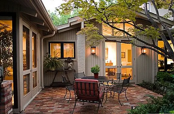 Прямо рядом с красиво современным домом с белым крашеным кирпичом и сайдингом, красным красным кирпичным патио - прекрасный штрих. Это добавляет как чувство истории, так и тонкий поп-цвет, с чувством кирпичной кладки. (Я уверен, что есть имя для этого.) Преимущество использования кирпича в качестве внутреннего дворика заключается в том, что вы можете использовать оставшийся кирпич на других прикосновениях по всему вашему двору - например, небольшая скамейка или плантатор - для координации и распределите материал для баланса. Я думаю, что этот внутренний дворик очень уютный.