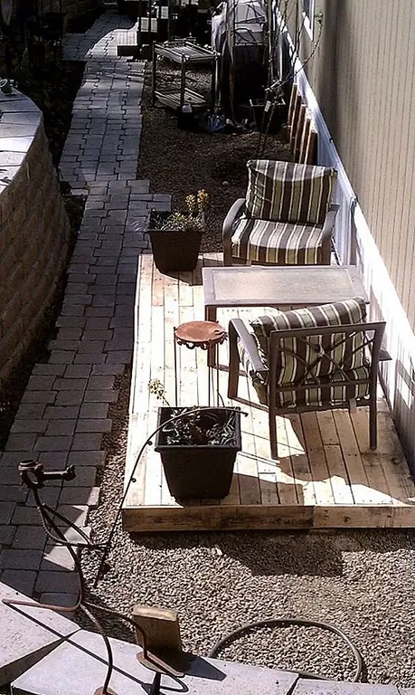 Конечной в upcycling, это патио этаже патио является DIY проект, который стоил домовладельца всего $ 36! Конечно, было задействовано много смазки локтя, но поддоны обеспечивают прочную поверхность, которая отлично смотрится и может быть настроена на ваше место. Более того, поддоны можно укладывать поверх практически любой существующей поверхности, что упрощает установку.