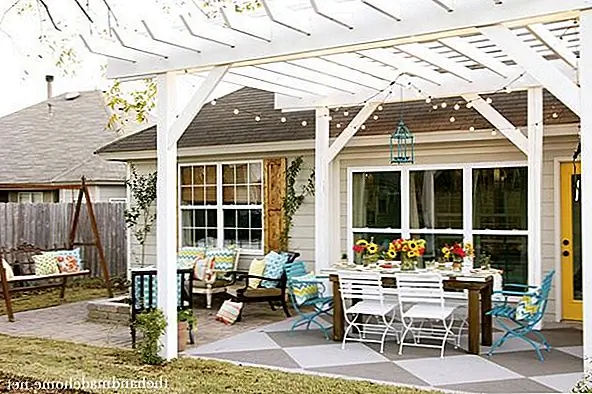 Скажите, что у вас уже есть патио. Скучная, старая белая мраморная плита, которая, кажется, сосать жизнь и очарование из вашего заднего двора. Не беспокойся! Нарисуйте его в каком-нибудь забавном дизайне или шаблоне. Алмазный узор из арлекина всегда является хорошим выбором, хотя вы действительно можете что-то сделать. Конечно, есть определенные советы и приемы рисования бетона, конечно, и вам нужно будет коснуться износа краски во времени, но это такая недорогая идея с огромным ударом. Мне абсолютно нравятся короткие серые бриллианты!