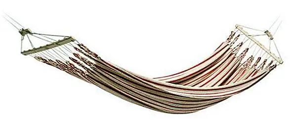 Гамак полностью прочный и имеет конструкцию, которая позволяет ему обеспечить оптимальное распределение массы тела, чтобы вы могли быть максимально комфортными. Каждый конец имеет регулируемые деревянные стойки, которые предотвращают чрезмерное провисание. Кроме того, ручная система регулировки натяжения позволяет легко регулировать длину гамака. Линии подвески изготовлены из прочной погоды и устойчивой к солнцу полиэфирной смеси. Гамак сделан из чистого хлопка, поэтому лучше было бы держать его в ночное время. Это просто, красиво и очень удобно.