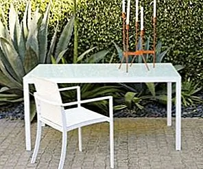 Современный наружный стол из белого стекла