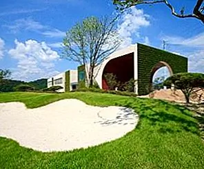 Зеленый дом ткацкого клуба от Hyunjoon Yoo Architects