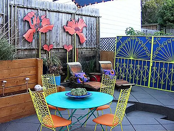 Не так, как освобождение, как первый дизайн, но все же столь же интересный, эклектичный выбор за этим дизайном внутреннего дворика является супер веселым и творческим. Точность за каждым местом для каждой части декора очевидна и ценится.