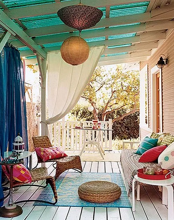 Мы любим добавление ткани здесь. Если у вас есть гости, возьмите какую-то ткань, чтобы повесить, чтобы создать более уютную, романтическую сущность. Добавьте немного цвета и вуаля.. это гораздо интереснее традиционной настройки.