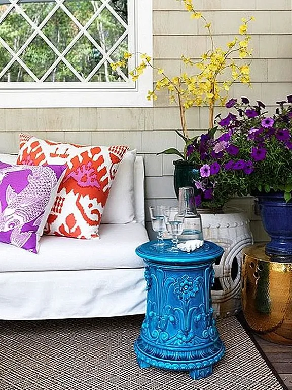 Добавление свежих цветов всегда сделает пространство лучше, более модным и привлекательным. У этого крыльца есть все необходимое, чтобы стать стильным, летним местом.