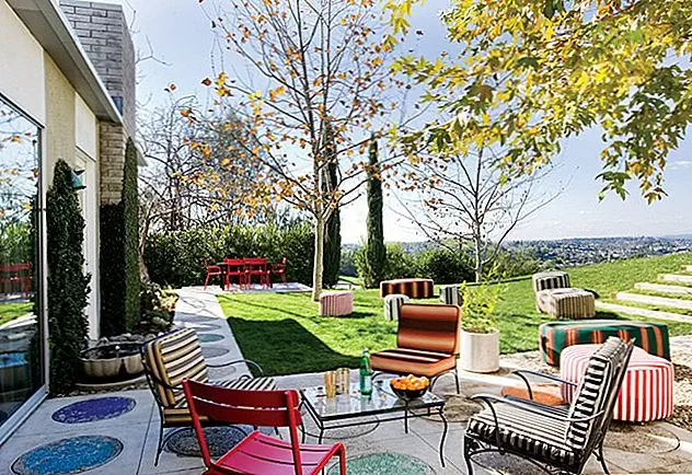 Мы не только любим открытость этого патио, но и любим ассортимент веселых стульев и дизайнов. Он действительно выделяется на солнце, по-настоящему особенным, не так ли?