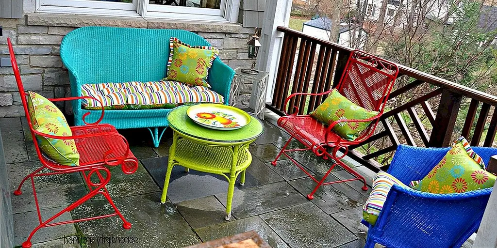 Даже для самых маленьких патио цвет может создать. Несмотря на то, что этот внутренний дворик больше похож на уголок, добавление яркой и молодой мебели делает его гораздо более удобным местом для наслаждения.