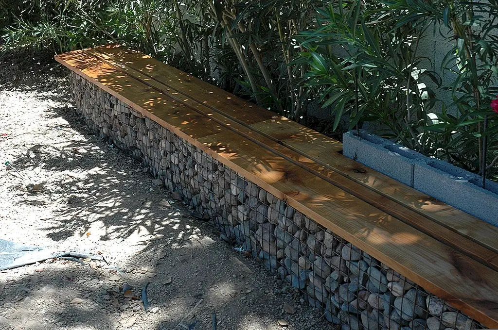 Для заднего двора вы можете превратить всю стену в длинную скамью. Это должно было иметь правильные размеры и высоту, чтобы быть удобными. Таким образом, вы получаете две функции в одном проекте. {Found on flickr}.