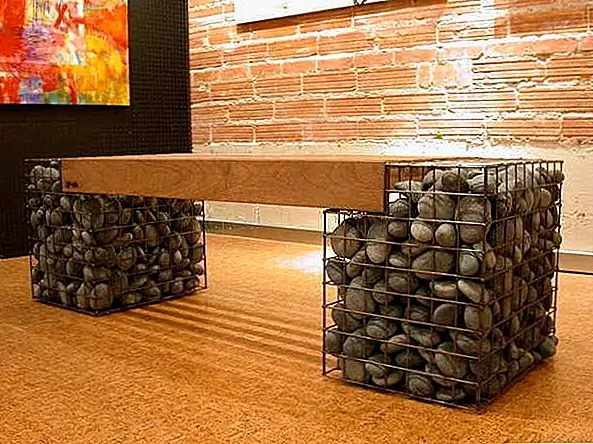 Если хотите, вы можете построить отдельно стоящую скамейку. Двумя проволочными ящиками, заполненными речными камнями или скалами, может быть база, которая поддерживает сиденье, и вы можете добавить крепкий кусок дерева сверху. {Найден на pinterest}.