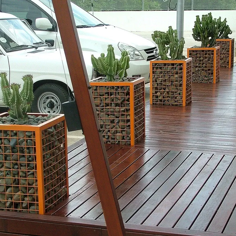 Воспользуйтесь тем, что габионы позволяют свободно стекать воду и создавать уникальные плантаторы для украшения вашей колоды. Эти функции очень популярны в современном дизайне, поэтому это еще одно преимущество. [Found on flickr}.