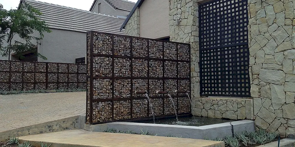 Еще одна отличная идея - интегрировать водную особенность в вашу стену из камня и проволоки. Это может быть небольшой понф, фонтан или что-то еще, что подходит вашему декору. Скрыть все внутри стены легко. {Найдено на flickr}.