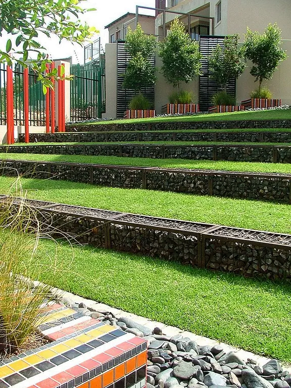 Габионы - прекрасные возможности для сада. Используйте их для хранения ваших открытых пространств и для разграничения различных функций. Их универсальность также позволяет использовать их при строительстве палуб и патио. Просто определите размер и форму стен, которые вы хотите построить. {Image sources: 1, 2 и 3}.