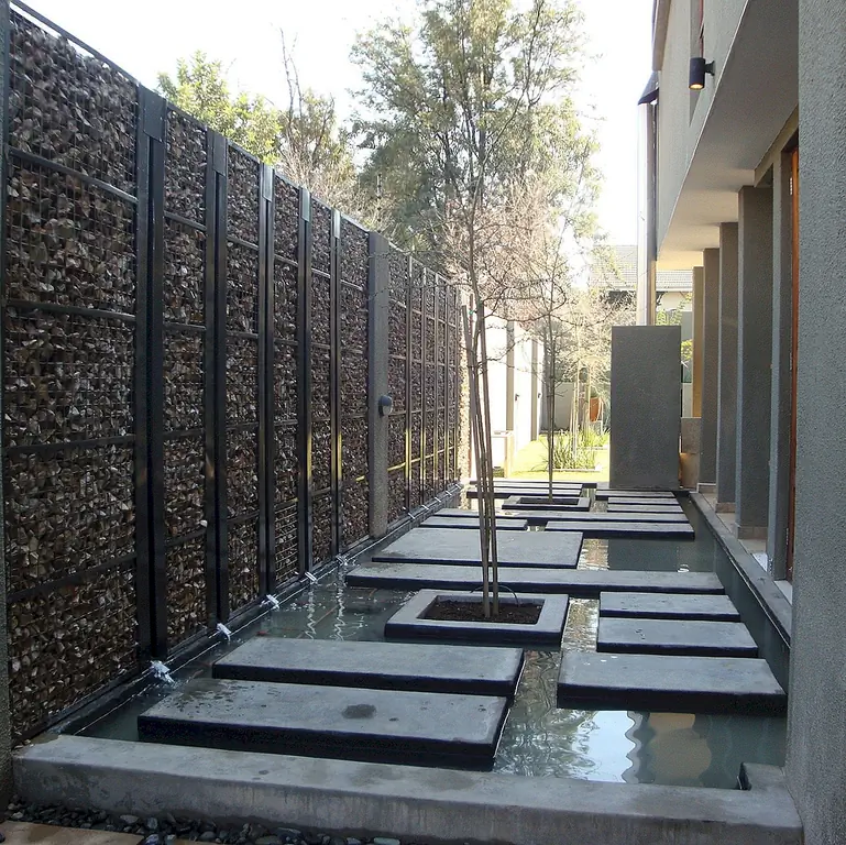 Вы можете заполнить эти структуры любым типом скалы. Используйте большие камни, если вы предпочитаете более промышленный вид и более мелкие, если хотите создать более тонкое визуальное воздействие. Вы можете построить стены как можно больше и больших размеров. Просто убедитесь, что они прочные и стабильные. Если вы строите большую стену, тогда вы можете быть умными и наполнить центр чем-то недорогим и налить высококачественный камень, где его можно увидеть. {Image from flickr}.