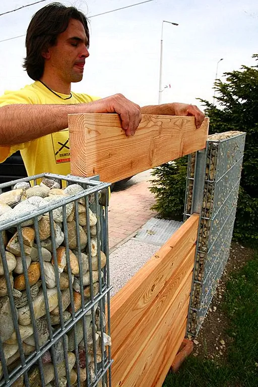 Не стесняйтесь также включать в свой проект другие материалы. Например, добавьте немного дерева. Измените материалы, цвета и текстуры для привлекательного эффекта. Каменная и проволочная стена также могут быть просто акцентом в более сложной структуре. {Image sources: 1 и 2}.