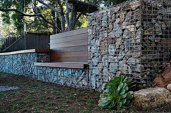 Воспользуйтесь этой универсальной наружной функцией и включите скамью в свой дизайн. Играйте на разных уровнях и экспериментируйте с фигурами. {Найден на сайте}.