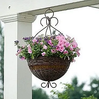 Висячие корзины цветов из плетеной