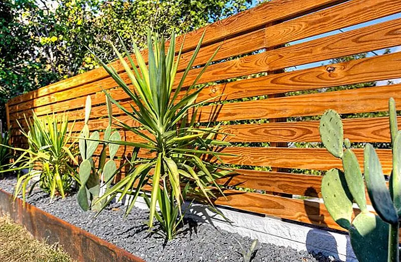 Как горизонтальный деревянный забор может повлиять на пейзаж и декор вокруг него