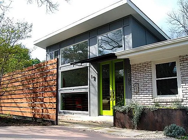 В этом случае забор довольно высок и заставляет задуматься, маленький ли он и с нечетными пропорциями, или если это забор огромный. Это интересный визуальный дизайн и довольно вдохновляющая концепция для современных домов.