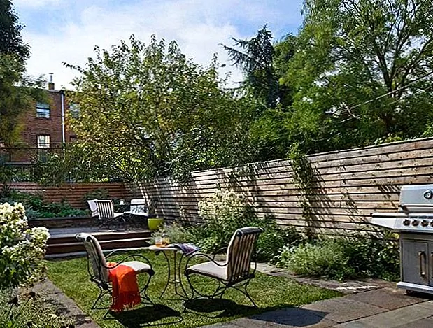 Забор не должен рассматриваться как большой внушительный барьер. Его можно воспринимать как бесшовную и естественную функцию и для того, чтобы можно было использовать несколько различных стратегий. Например, сравните забор с землей или с растительностью, которая окружает его, чтобы сделать его менее визуально ярким.