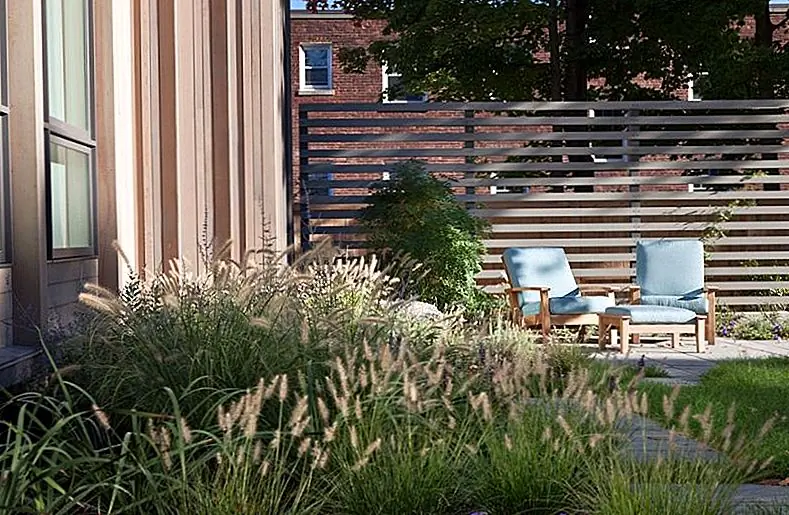 Другой характерной чертой горизонтального деревянного ограждения или других подобных панелей и конструкций является тот факт, что он имеет современные края или другие виды заборов и стилей. Это деталь, связанная с общей простотой и линейным дизайном панелей забора.