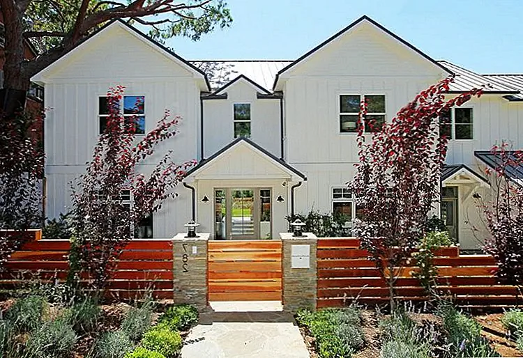 Это довольно распространено, чтобы поддерживать горизонтальный деревянный забор с бетонными или каменными столбами. Комбинация подходит для современных и современных конструкций и может быть легко связана с другими элементами и структурами, в том числе садовой дорожкой, фасадом дома или колодой.