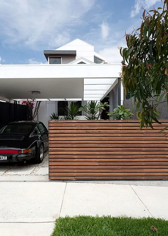 В некоторых случаях хорошей идеей является координация горизонтальных линий ограждений с деталями на фасаде дома, чтобы создать корреляцию и сплоченную взаимосвязь между этими элементами.