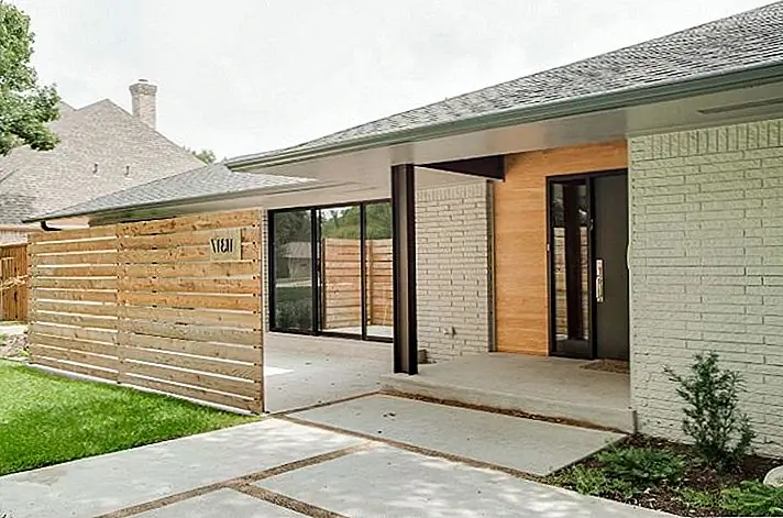 Современность горизонтального деревянного ограждения по сравнению с классическим заборным забором исходит из новизны дизайна и простоты и линейности линий. Кроме того, горизонтальные заборы также имеют тенденцию выглядеть более органично и легче связываться с природой.