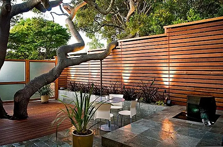 Горизонтальная заборная доска является хорошим вариантом, когда недвижимость находится на склоне, а забор должен быть террасирован. Вы можете использовать топографию в своих интересах, и забор может подчеркнуть ее очень уникальным образом.