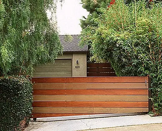 Заводы, которые вы выбираете для своего сада, являются важным элементом в общем дизайне. Пойдите для чего-то экзотического, если вы хотите сделать заявление, объединить яркие цвета для создания фокусных точек, пойти на минималистский взгляд с чистой лужайкой или создать художественный и скульптурный декор с деревьями и цветниками. Используйте материалы, такие как камень и дерево для органической вибрации, и не забудьте добавить свой собственный поворот к дизайну. Сад станет красивым и свежим оазисом в мгновение ока. Все дело в правильном выборе.