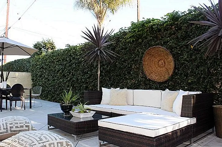 Используйте конфиденциальные изгороди, чтобы получить больше конфиденциальности на заднем дворе. Они могут стать пышными и высокими, возвышающимися над вашей садовой мебелью, кушеткой и даже зонтиками. Вы можете сажать деревья и цветы вокруг и вдоль изгороди.