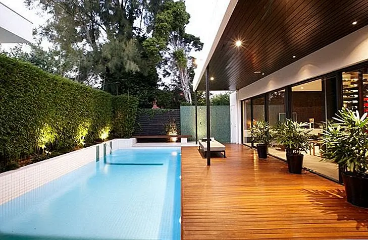 Частная ограда может бегать по бассейну. Создание приватной стены как для бассейна, так и для прилегающей гостиной или колоды. Вы также можете хранить конфиденциальность внутри дома, а также в саду, чтобы лучше определить его линии.