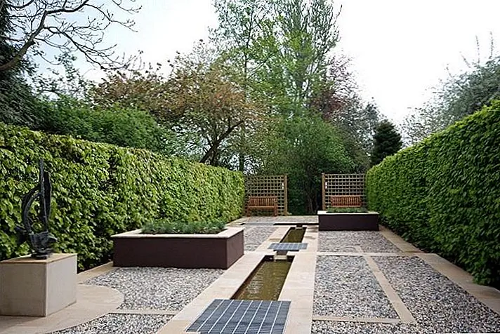 Расположите подъездную дорожку, дорожку или сад с кустарниками и обрезайте их до нужной высоты. Добавьте садовые скульптуры и другие украшения, чтобы создать внешний вид, который вы хотите. Функция воды может завершить внешний вид.