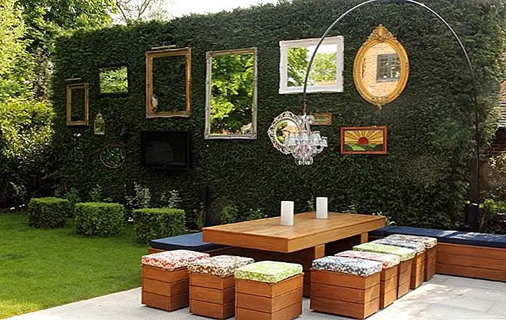 Частные живые изгороди и живые стены нужно часто обрезать, чтобы оставаться здоровыми. Не позволяйте им перерастать и обрезать их по 2 - 4 раза за сезон. Чтобы не допустить, чтобы частная изгородь стала инвазивной, вам нужно удалить свои цветы, прежде чем они отправятся в семена.