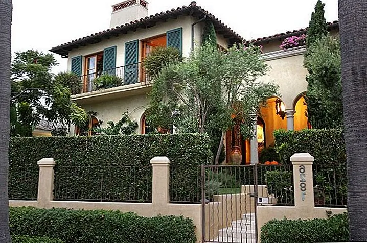 В зависимости от стиля и внешнего вида, которые вы предпочитаете для своих живых изгородей, вы можете обрезать их, чтобы они имели чистые и линейные формы или органические формы. Вы даже можете сделать украшения из верхней части с использованием кустарников.