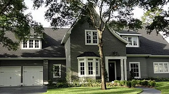 Классический взгляд на серый дом - это когда серый цвет черепицы отражается в краске, выбранной для внешней. Это особенно эффективно, когда сланцевые или серебристо-серые черепицы покрываются серым оттенком серого цвета, нанесенным на ксенофентование. Недавно покрытый серой, погодостойкость выглядит свежей и интересной. Он очень хорошо подходит со временем и гораздо более прощает грязь, чем белый, что остается самым популярным выбором для деревянных досок. Взгляд также хорошо работает, когда часть здания имеет фасады из кирпичной кладки и только частичную погоду. Если вы не можете получить точное соответствие между плитами и стенами, пройдите тон или две более светлые, с вашим выбором серого для катеров.