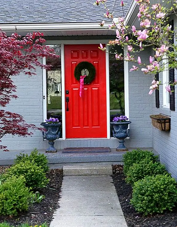 Не попадайте в ловушку, когда ваш дом выглядит тусклым, потому что вы выбрали серый цвет для внешнего вида. Хороший способ подчеркнуть внешний вид - это сделать основной цвет для входной двери, что создаст большой контраст. Естественно окрашенная древесина также обеспечит некоторую отсрочку от монотонного серого, если ваш дом имеет современные материалы для своих стен. И используйте некоторые красочные посадки для создания дополнительных контрастов, которые со временем меняются.