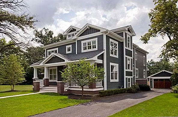 Одна из вещей, которая заставляет некоторых людей отказаться от идеи серого внешнего вида, состоит в том, что она может создать монотонный, серый вид. Это не так, особенно когда вы выбираете элементы в белом, чтобы сломать изображение. Карнизы, колонны и оконные рамы отлично смотрятся в белом цвете, на фоне голубоватых стен. Выбирайте фехтование и балюстрады в белом, чтобы получить тот же визуальный эффект.