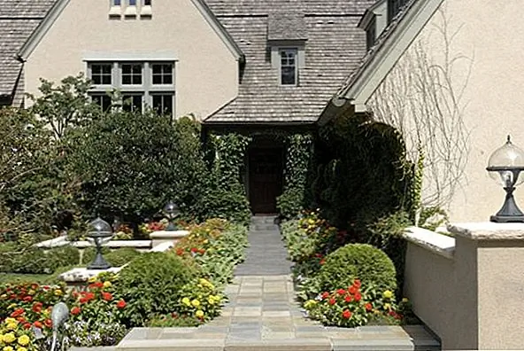 Штукатурка, используется в течение многих лет, чтобы сделать декоративное покрытие для менее привлекательных материалов. Если ваш дом покрыт материалом, он может быть идеальным наружным покрытием для серого. Штукатурка особенно приятна при использовании с теплым серым оттенком, который имеет оттенок розового цвета, проходящий сквозь него. Как и в случае с утеплением, разломайте монотонный вид с белой детализацией или посадкой, которая растет перед стенами.