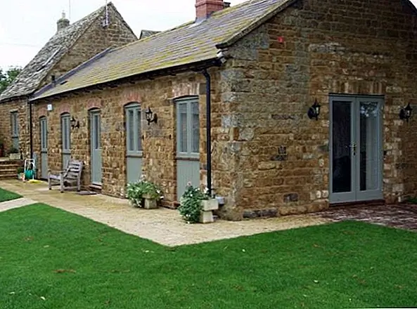 Вам не нужно рисовать весь свой дом, чтобы получить холодный серый вид. Выделяя одну стену в середине серого, сохраняя традиционные красные кирпичи для других, работает на удивление хорошо. Настройте серая стена, расположенная рядом с кирпичами, сделав детализацию более темным оттенком серого. Покрасьте колонны, балюстрады и оконные рамы тон или два глубже. Если ваша кирпичная кладка не является стандартным красновато-коричневым, у вас есть гибкость, чтобы в первую очередь пойти на более светло-серый цвет.