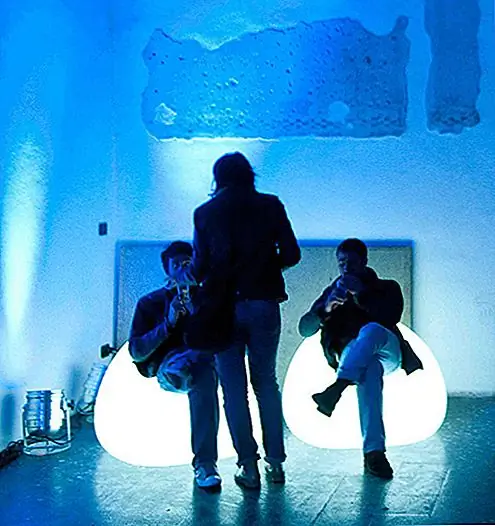 Вы также можете создать прекрасную ночную атмосферу, потому что кресло и диван можно осветить. Все эти предметы вы можете найти в лакированном белом или фуксии.