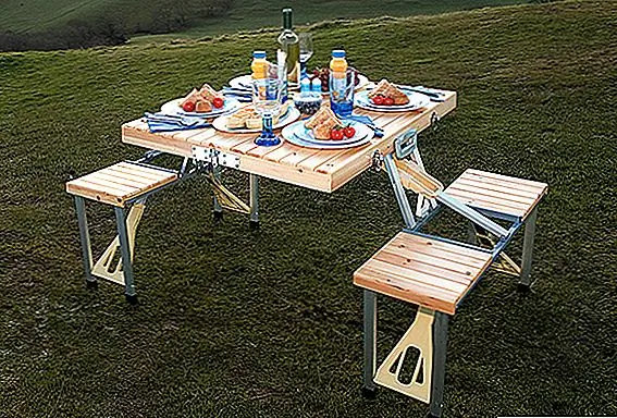 Впечатляет то, что этот маленький чемодан, который вы видите там, имеет стол и четыре стула внутри. Таблица развернута 22.25x 26x 53.75 дюймов при разворачивании. Мне все еще трудно понять, как все эти вещи вписываются в этот чемодан, но я думаю, что лучше перестать интересоваться и начать наслаждаться. Теперь вы можете носить с собой миниатюрные столовые, и это даже не занимает много места. Просто бросьте чемодан в свой автомобиль, возьмите немного еды, и вы отправитесь на похороны. Я знаю, что это кажется немного преувеличенным, когда вы видите, что те пожилые люди имеют пикник и берут с собой весь свой дом. Но это не так, потому что все, что вы берете с собой, это чемодан, и он даже не большой. Доступен за 109,95 $.