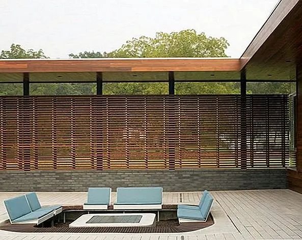 Одной простой идеей создания уникального забора является запуск отдельных элементов по горизонтали, а не по вертикали. В конце концов, сама природа забора должна быть горизонтальной. Эта конструкция использует более мелкие доски, чем типичный деревянный забор, и оставляет небольшие промежутки между ними, чтобы обеспечить тонкий вид. Это более открытое пространство по-прежнему создает ощущение конфиденциальности, позволяя пространству чувствовать себя менее «огороженным».