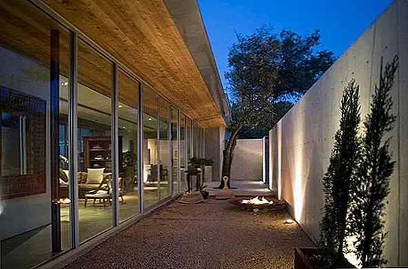 В то время как некоторые люди утверждают, что он суровый и холодный, бетон также может стать отличным выбором для уединения. Простота бетона может быть весьма необычной. Бетон примет текстуру любой опалубки, как это отмечено в красивых горизонтальных пунктирных линиях, оставленных застежками. Расширяясь по этой идее, можно использовать более мелкие доски, чтобы создать текстурированную поверхность, или специальные формы можно использовать для создания конкретных уникальных форм.