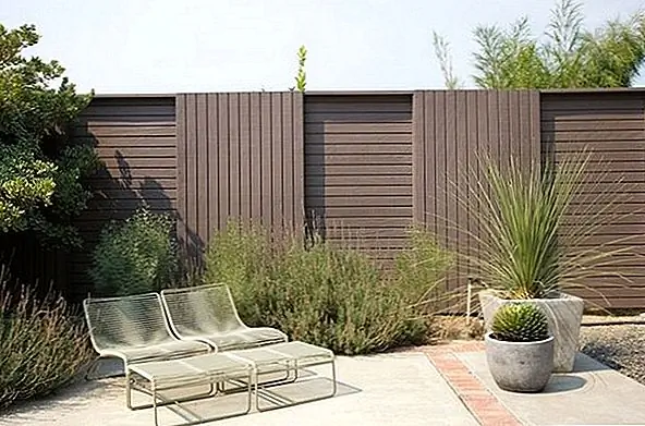 Еще одно простое изменение традиционного уединения - чередовать секции вертикально и горизонтально. Это не только делает на заборе «доброго соседа» чередующуюся сторону рельсов, на которой закреплено ограждение, но и ориентация секций самого ограждения также чередуется.