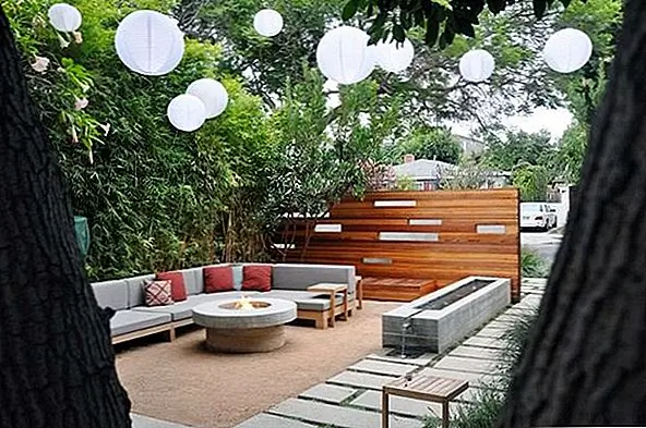 Эта горизонтальная стена для приварения древесины включает нетрадиционный материал для ограждения: матовое стекло. Куски дерева заменяются горизонтальными полосками из матового стекла, что по-прежнему обеспечивает конфиденциальность. Случайный шаблон остекления создает игривый, но сложный вид.